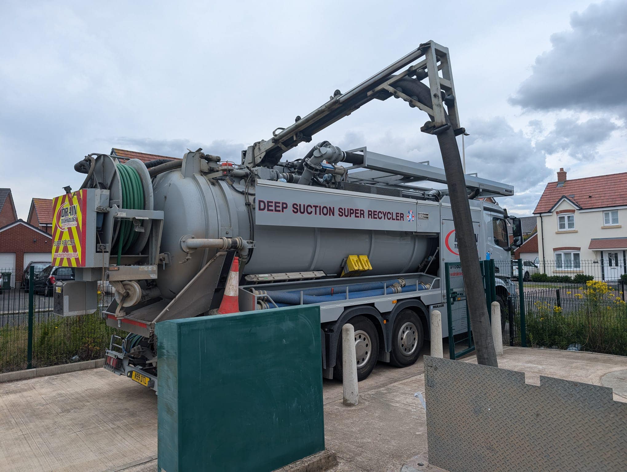 Our deep suction super recycler “Noo Noo”is out today and continuing on into the night over pumping a failed pump station on a housing estate.