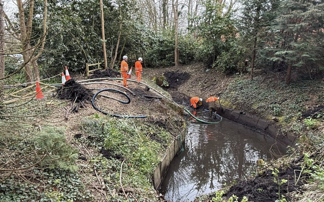This week our specialist dredging team are on site in Reading delivering a full pond clearance, removing decades of built-up shrubbery, debris, and sludge.